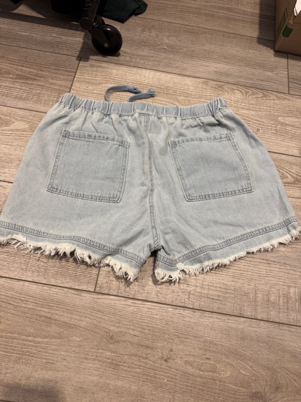 Ladies Jean Shorts - Picture 2 of 3